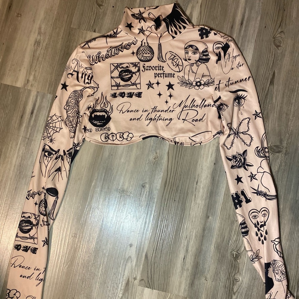 Long sleeve graphic turtle neck crop top. Size small